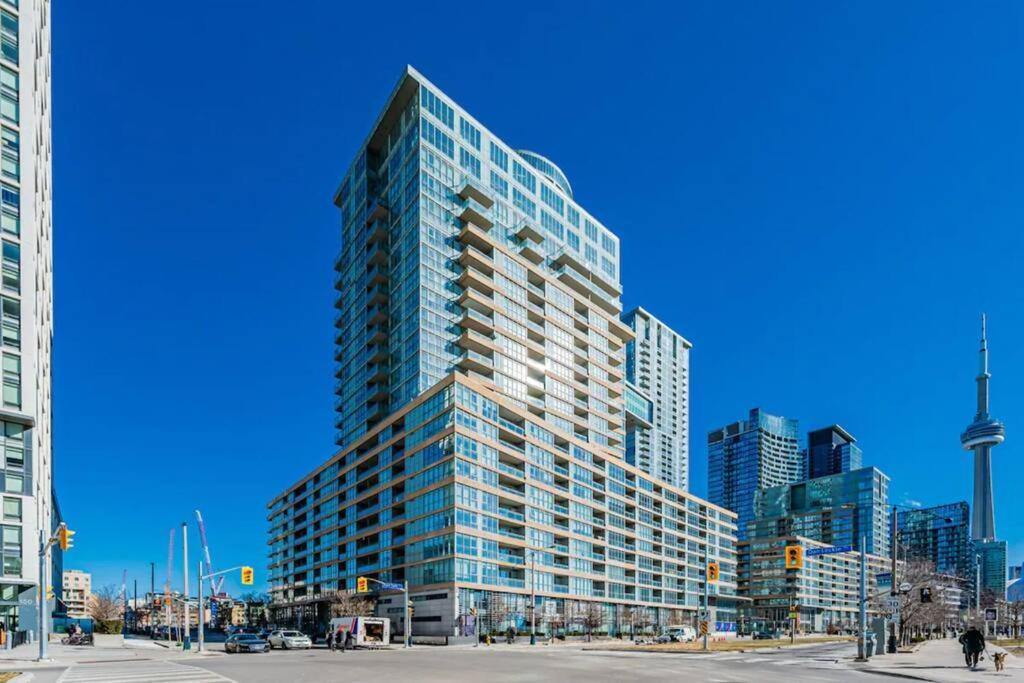Lush Condo By Cntower - Free Parking Toronto Exterior photo