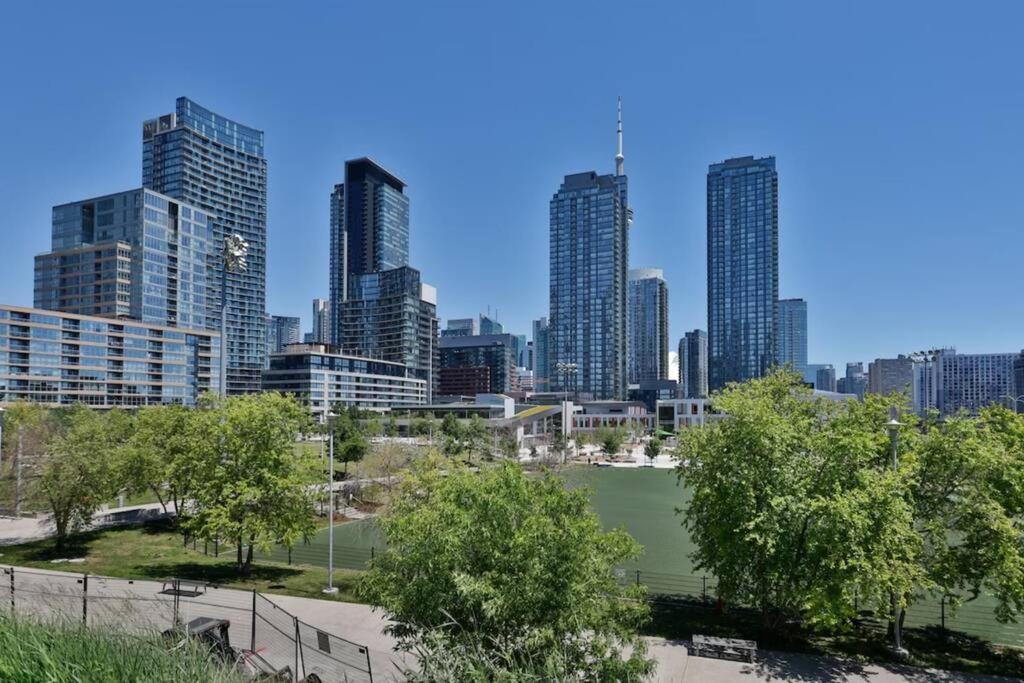 Lush Condo By Cntower - Free Parking Toronto Exterior photo